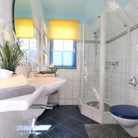 Ferienhaeuser Uns Luett Hus オストゼーバート・ディアーハーゲン